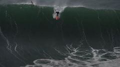 El surfista vasco Lander Sanchez surfeando una ola gigante en el Mar Cant&aacute;brico.