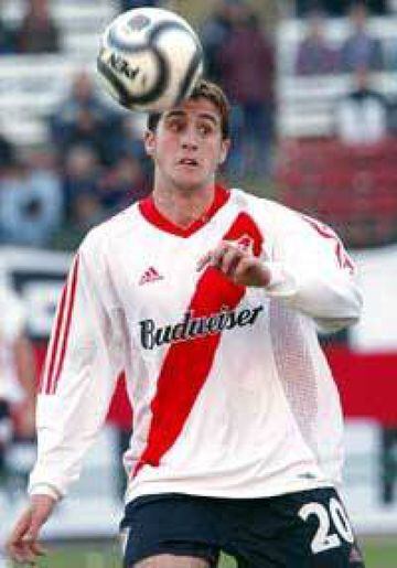 Salió de la cantera de River Plate y en 2003 llegó para ser el '10' de la U. En los azules no convenció y volvió a su país para jugar en Banfield.