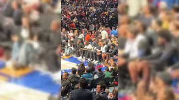 VIDEO: Juan Toscano le regala jersey a Peso Pluma en partido de NBA en México