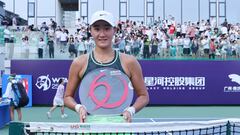 Xiyu Wang posa con su primer título a nivel WTA en Guangzhou