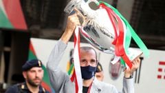Giorgio Chiellini con la copa de la Euro2020