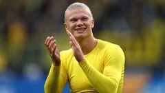 DORTMUND, GERMANY - OCTOBER 16: Erling Haaland of Borussia Dortmund applauds fans after his sides victory in the Bundesliga match between Borussia Dortmund and 1. FSV Mainz 05 at Signal Iduna Park on October 16, 2021 in Dortmund, Germany. (Photo by Dean M