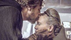 Mark Hamill besando a Carrie Fisher en la frente en una escena de la saga &quot;Star Wars&quot;