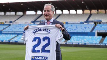 El nuevo presidente Jorge Mas posa en La Romareda con una camiseta del Real Zaragoza.