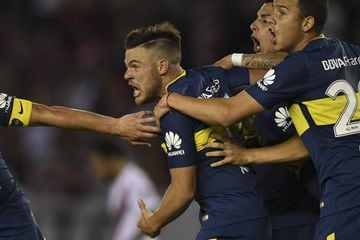 Boca Juniors' Uruguayan midfielder Nahitan Nandez (C) celebrates with teammates after scoring against River Plate during the Argentine derby match in the Superliga first division tournament at Monumental stadium in Buenos Aires, Argentina, on November 5, 