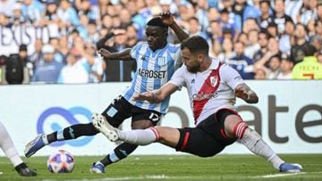 Racing Club's Colombian forward Johan Carbonero (L) vies for the ball with River Plate's defender Leandro Gonzalez during their Argentine Professional Football League tournament match at the Presidente Peron stadium in Avellaneda, on October 23, 2022. (Photo by Luis ROBAYO / AFP) (Photo by LUIS ROBAYO/AFP via Getty Images)