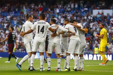 The Real Madrid players celebrate Benzema's goal.