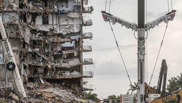 Search and Rescue teams look for possible survivors in the partially collapsed 12-story Champlain Towers South condo building on June 28, 2021 in Surfside, Florida. - Questions mounted Monday about how a residential building in the Miami area could have c