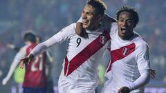 Paolo Guerrero celebra con Andr&eacute; Carrillo el segundo gol de Per&uacute; ante Paraguay.