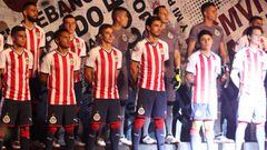 La noche de este jueves, en el Estadio Chivas, ha aparecido el uniforme por primera vez, de forma oficial.