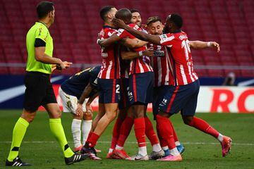 Atletico players celebrate at the end of the Spanish League football match between Club Atletico de Madrid and CA Osasuna at the Wanda Metropolitano stadium in Madrid on May 16, 2021. (Photo by GABRIEL BOUYS / AFP)