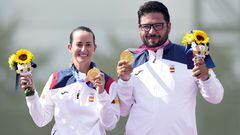 Los tiradores españoles Fátima Gálvez y Alberto Fernández posan con su oro olímpico en foso mixto en los Juegos Olímpicos de Tokio 2020.