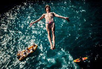 El saltador Gary Hunt durante las siempre espectaculares 'Red Bull Cliff Diving World Series' en Polignano a Mare, Italia.