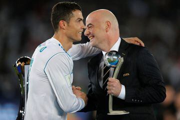 Infantino hace entrega del Balón de Plata a Cristiano Ronaldo. 