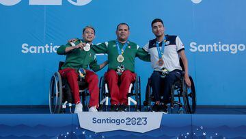 Diego López, al centro, medallista de oro en los Juegos Parapanamericanos de Santiago de Chiel
