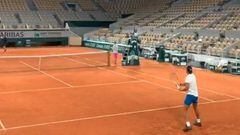 Rafa Nadal entrena en la pista central Philippe Chatrier de Roland Garros.