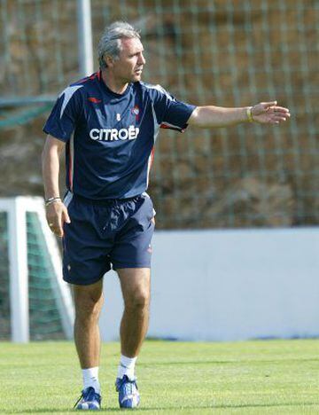 Su trayectoria como entrenador ha sido errática. En abril de 2007 fichó por el Celta de Vigo pero no pudo evitar su descenso y dimitó en octubre de ese mismo año. En junio de 2009 Mamelodi Sundowns de Sudáfrica pero presentó su dimisión en marzo de 2010. En junio de 2013 se encargó del CSKA de Sofía, dejando el club pocos meses después. Actualmente es el dueño del club.