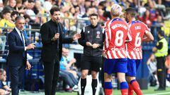 Simeone da instrucciones a Griezmann y Koke en el partido ante el Villarreal.