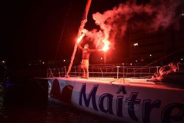 El navegante francés Jeremie Beyou celebra su llegada en la tercera posición en la clase Imoca en su nave "Maitre Coq" cruzando la línea en la Vendee Globe.