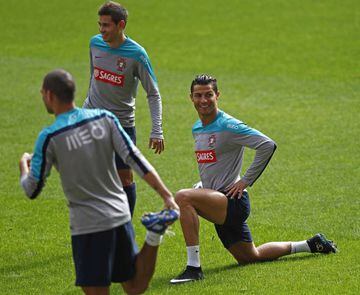 Raphael Guerreiro, Cristiano Ronaldo y Pepe (de espaldas) en un entrenamiento con la selecci&oacute;n de Portugal.