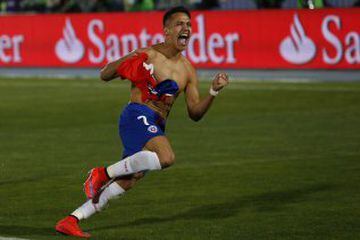 Chile ganó su primer título de América en aquel inolvidable 4 de julio de 2015. La Roja empató sin goles con Argentina y tuvieron que definir en penales. El tiro decisivo lo hizo Alexis, que había tenido un poco partido, pero quedó en la historia al meter el penal del triunfo más importante que ha tenido el fútbol chileno.