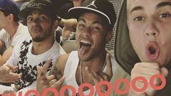 Neymar Jr, Justin Bieber y Lewis Hamilton viendo el Brasil-Ecuador de la Copa America.
 Instagram