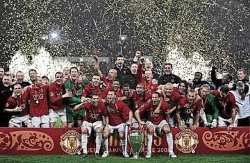 Manchester United players pose with the trophy after beating Chelsea in the final of the Champions League football match at the Luzhniki stadium in Moscow on May 21, 2008. The match remained at a 1-1 draw and Manchester won on penalties after extra time. 