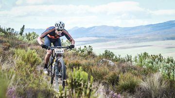 El exfutbolista y exseleccionador español Luis Enrique Martínez compite con su bicicleta MMR durante una etapa de la Cape Epic.