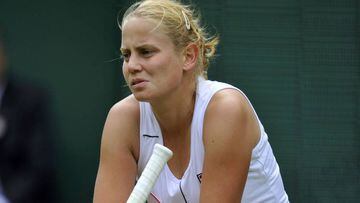 La tenista australiana Jelena Dokic reacciona durante su partido ante la italiana Francesca Schiavone en el torneo de Wimbledon de 2011.