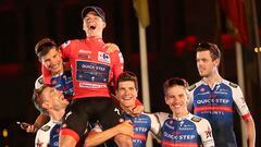 Remco Evenepoel es alzado por sus compañeros del Quick Step al término de La Vuelta 2022 en Madrid.