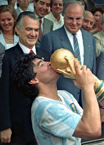El 29 de junio se midieron en la final Argentina y RFA, ganó Argentina 3-2; Maradona levantó el trofeo