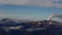 FILE PHOTO: An aerial view of Nevado Del Ruiz (R) and Nevado del Tolima volcanoes (L) located on the border of Caldas and Tolima April 10, 2013.    REUTERS/John Vizcaino/File Photo