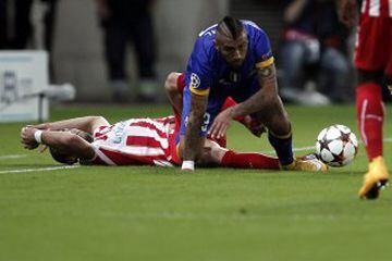 Patjim Kasami de Olympiacos tras chocar con Arturo Vidal.