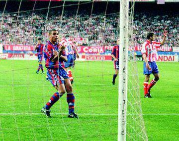 13/04/97. Partido de Liga. Atlético de Madrid-Barcelona. Corte de mangas de Ronaldo.