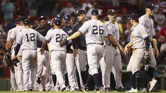 BOSTON, MA - JULY 08: The New York Yankees react after a victory over the Boston Red Sox at Fenway Park on July 8, 2022 in Boston, Massachusetts.   Adam Glanzman/Getty Images/AFP
== FOR NEWSPAPERS, INTERNET, TELCOS & TELEVISION USE ONLY ==