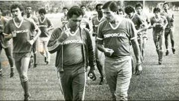 El Maestro Tab&aacute;rez, en un entrenamiento del Deportivo Cali en 1988. El primero de izquierda a derecha es Carlos Mario Hoyos.