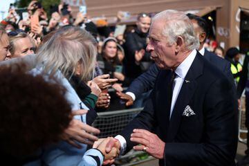 El Rey Carlos III y el Príncipe de Gales visitan por sorpresa a la gente que hace cola para entrar a la capilla ardiente de la reina Isabel II. A su llegada han sido aclamados por las personas que llevan horas esperando.