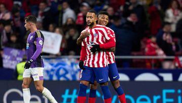 MADRID, SPAIN - JANUARY 21: Reinildo and Memphis Depay  of Atletico de Madrid salutes after the game during the LaLiga Santander match between Atletico de Madrid and Real Valladolid CF at Civitas Metropolitano Stadium on January 21, 2023 in Madrid, Spain. (Photo by Diego Souto/Quality Sport Images/Getty Images)