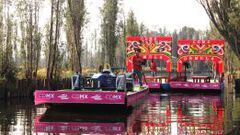 Un monoplaza de F&oacute;rmula E sobre una barcaza en el Lago de Xochimilco (M&eacute;xico).