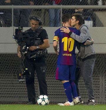 Messi talks to a pitch invader