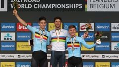 El ciclista italiano Filippo Ganna celebra su victoria en la prueba contrarreloj de los Mundiales de Ciclismo en Ruta de Flandes acompa&ntilde;ado por los belgas Wout van Aert, plata, y Remco Evenepoel, bronce.