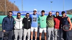Los tenistas Carlos Alcaraz y Jannik Sinner posan con sus equipos tras un entrenamiento en la Ferrero Tennis Academy.