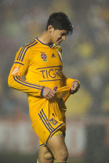 Después del Mundial 2014, Alan Pulido fue separado de Tigres por parte de la directiva felina, esto sucedió luego de que el jugador alegó que ya no tenía contrato con la institución. Pulido terminó en Grecia y regresó a México con Chivas tiempo después. 

