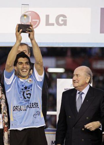 Luis Suárez ha sido un jugador importante con la selección de su país. Uruguay ha sido fijo en los Mundiales con el delantero como asiduo de la selección. Debutó con 20 años recién cumplidos a las órdenes de Óscar Tabárez y ha disputado tres Mundiales con