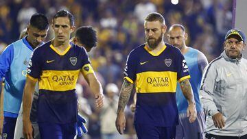 ROSARIO, ARGENTINA - DECEMBER 08: Daniele De Rossi (R) and Carlos Izquierdoz of Boca Juniors leave the field after losing a match between Rosario Central and Boca Juniors as part of Superliga 2019/20 at Gigante de Arroyito on December 8, 2019 in Rosario, Argentina. (Photo by Marcos Brindicci/Getty Images)