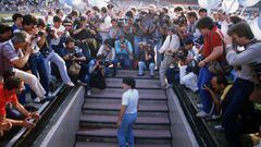 Maradona sale del tunel de vestuarios y subiendo las escaleras se sorprende por la mulitudinaria acogida, 80.000 personas en el San Paolo, y rodeado de fot&oacute;grafos para salir a saludar a sus nuevos aficionados.