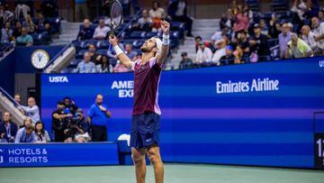 El tenista ruso Karen Khachanov celebra su victoria ante Nick Kyrgios en cuartos de final del US Open.