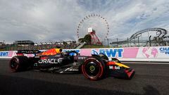 Verstappen pilota el Red Bull durante la clasificación del GP de Japón.