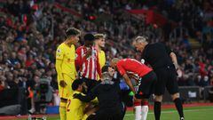 SOUTHAMPTON, ENGLAND - MAY 17: Joe Gomez of Liverpool receives medical treatment during the Premier League match between Southampton and Liverpool at St Mary&#039;s Stadium on May 17, 2022 in Southampton, England. (Photo by Mike Hewitt/Getty Images)