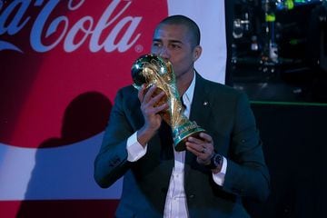 El ex futbolista francés y el cantante colombiano cerraron la visita del trofeo del Mundial a Bogotá. Música y fútbol en un solo evento.